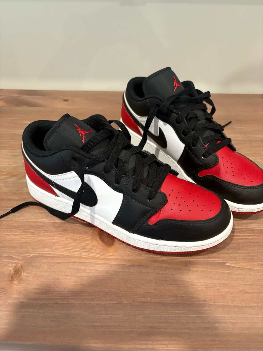 EUC big kids sz 7 Nike Air Jordan in Black, Red & White